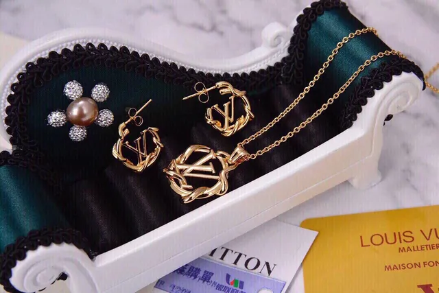 Louis Vuitton Twisted Monogram Gold Interwoven Rope-Twist Detail Necklace 7