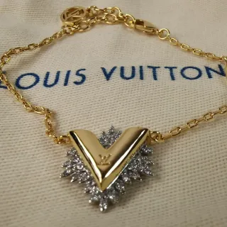 Louis Vuitton V Collection سوار سلاسل ذهب وفضة مع قلادة