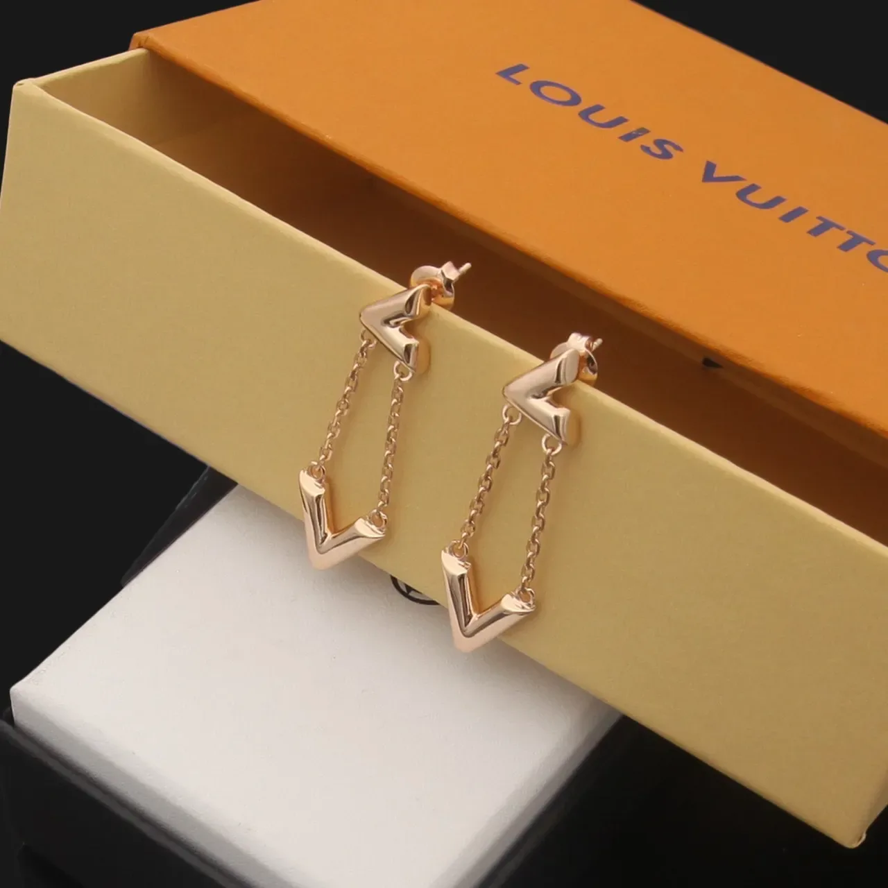 Louis Vuitton V-Motif 链条垂坠耳环 金银 几何 2