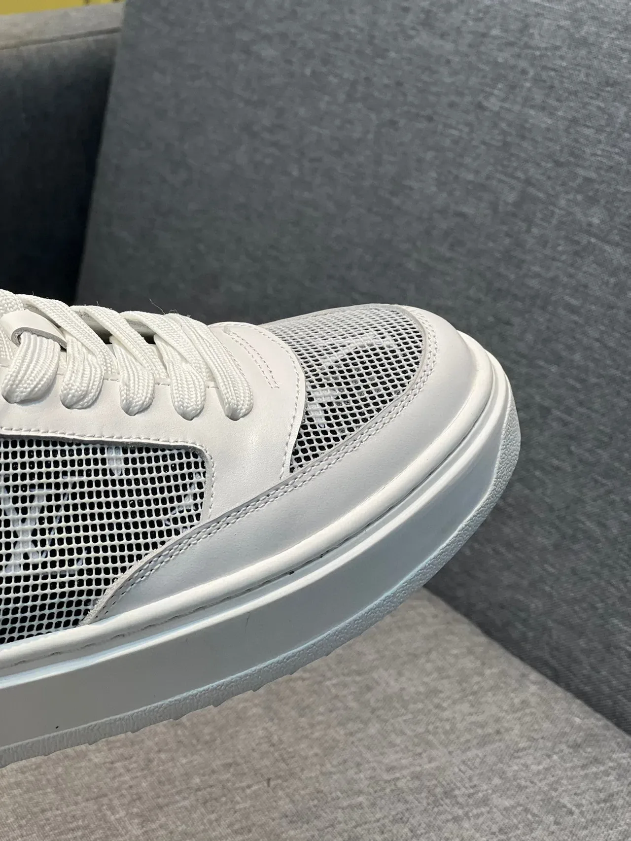 Louis Vuitton Tênis Lifestyle Branco Preto Couro E Malha Superior Painéis Laterais Monograma Embossado 3