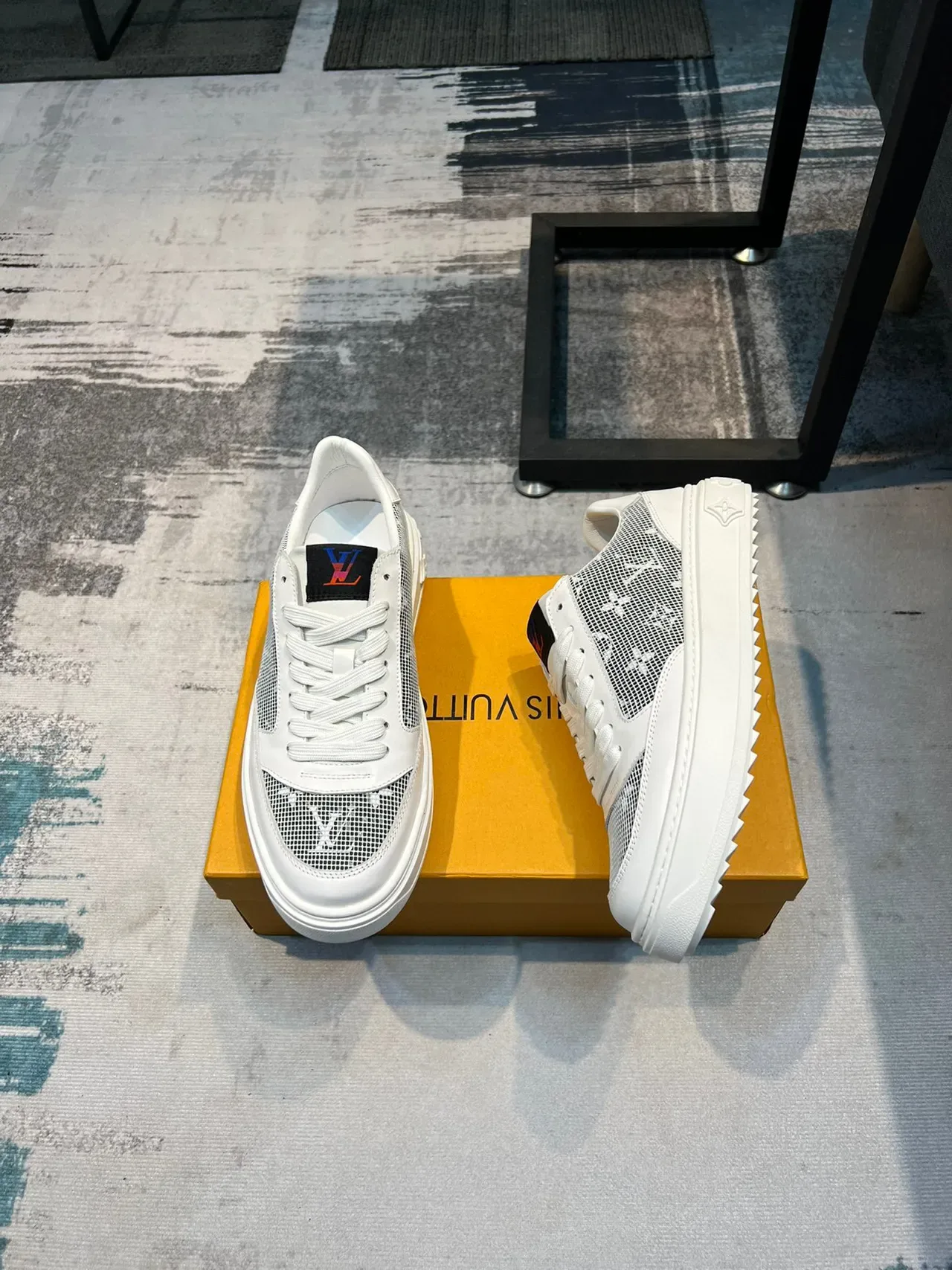 Louis Vuitton Tênis Lifestyle Branco Preto Couro E Malha Superior Painéis Laterais Monograma Embossado 4