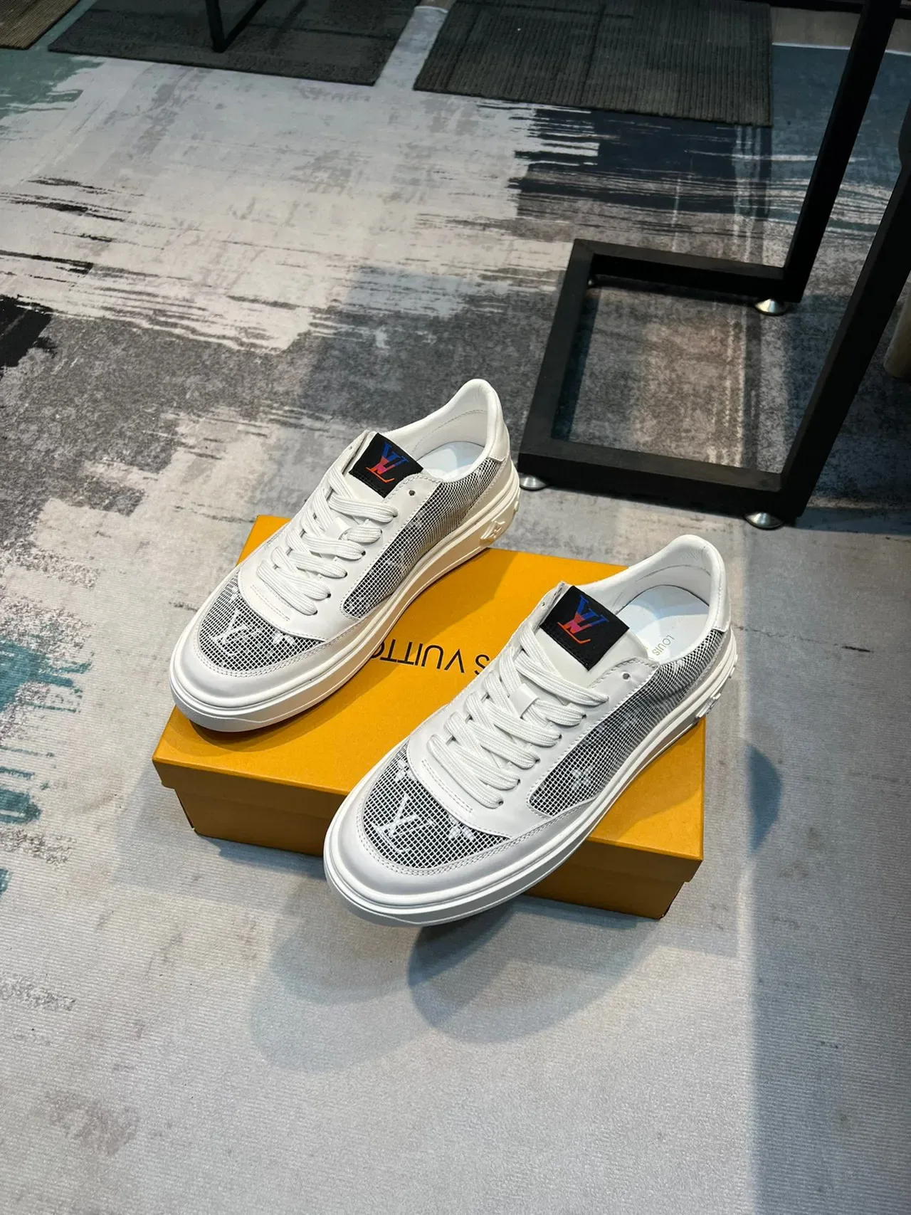 Louis Vuitton Tênis Lifestyle Branco Preto Couro E Malha Superior Painéis Laterais Monograma Embossado 6