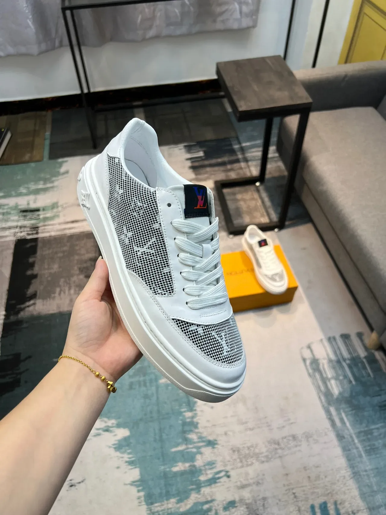 Louis Vuitton Tênis Lifestyle Branco Preto Couro E Malha Superior Painéis Laterais Monograma Embossado 7