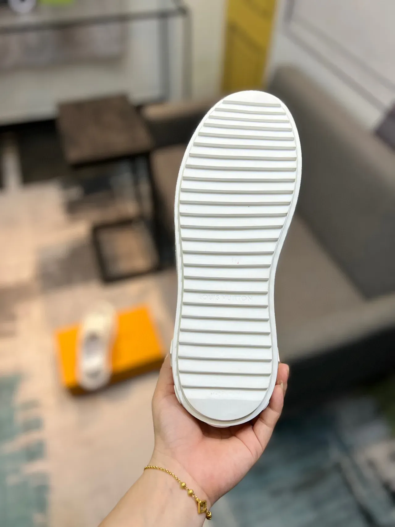 Louis Vuitton Tênis Lifestyle Branco Preto Couro E Malha Superior Painéis Laterais Monograma Embossado 9