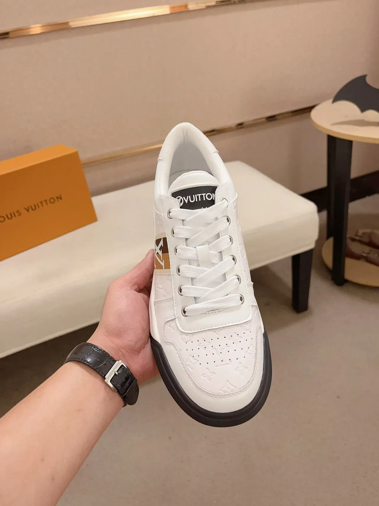 Louis Vuitton sneakers lifestyle blanc marron monogrammés cuir embout perforé 2