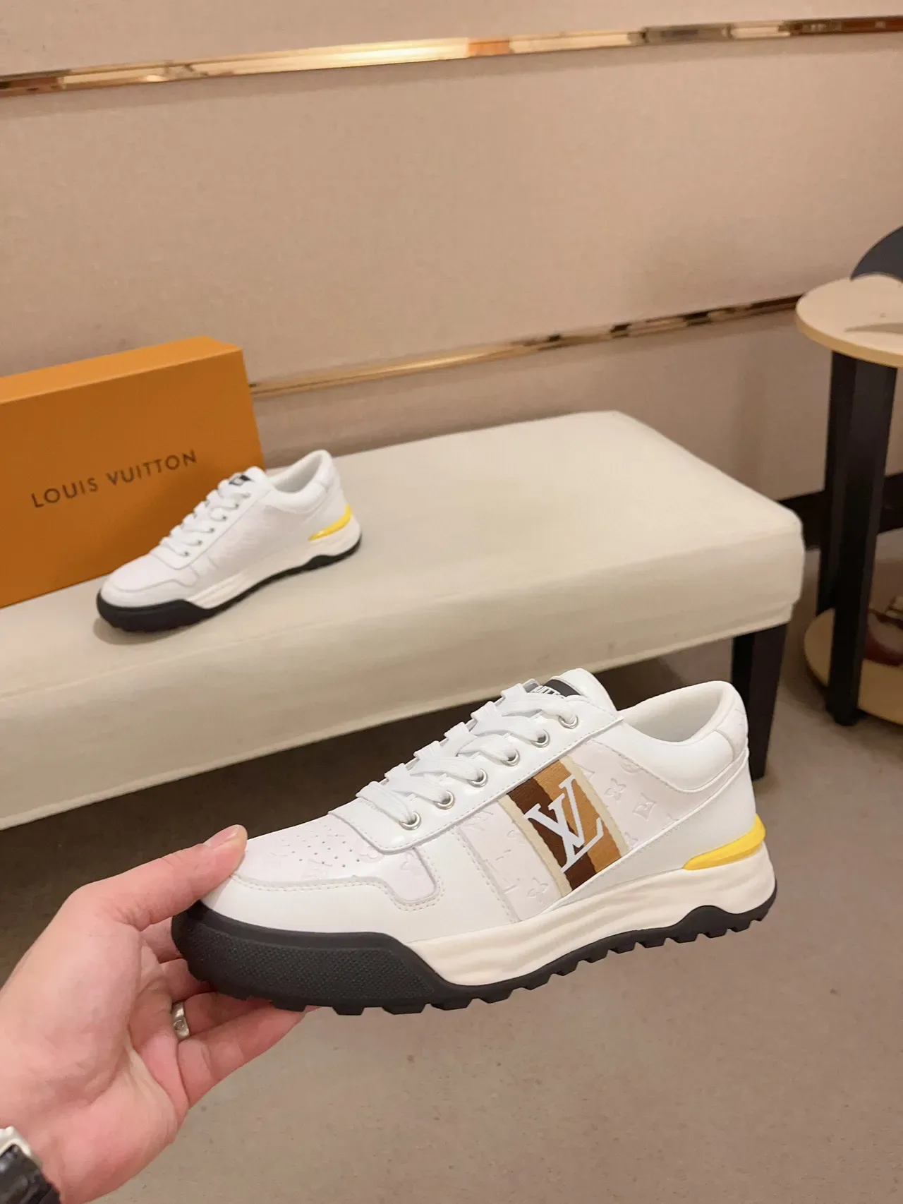 Louis Vuitton sneakers lifestyle blanc marron monogrammés cuir embout perforé 3