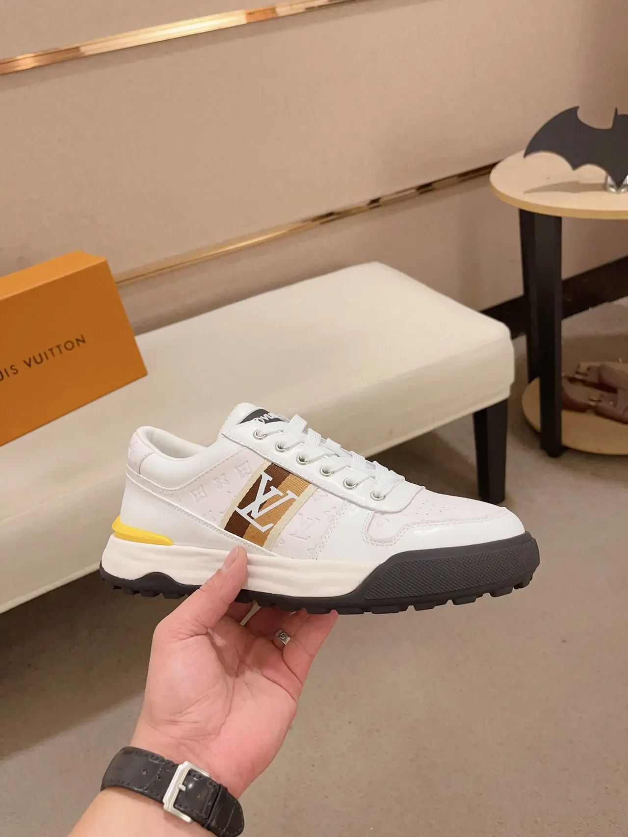 Louis Vuitton sneakers lifestyle blanc marron monogrammés cuir embout perforé 4