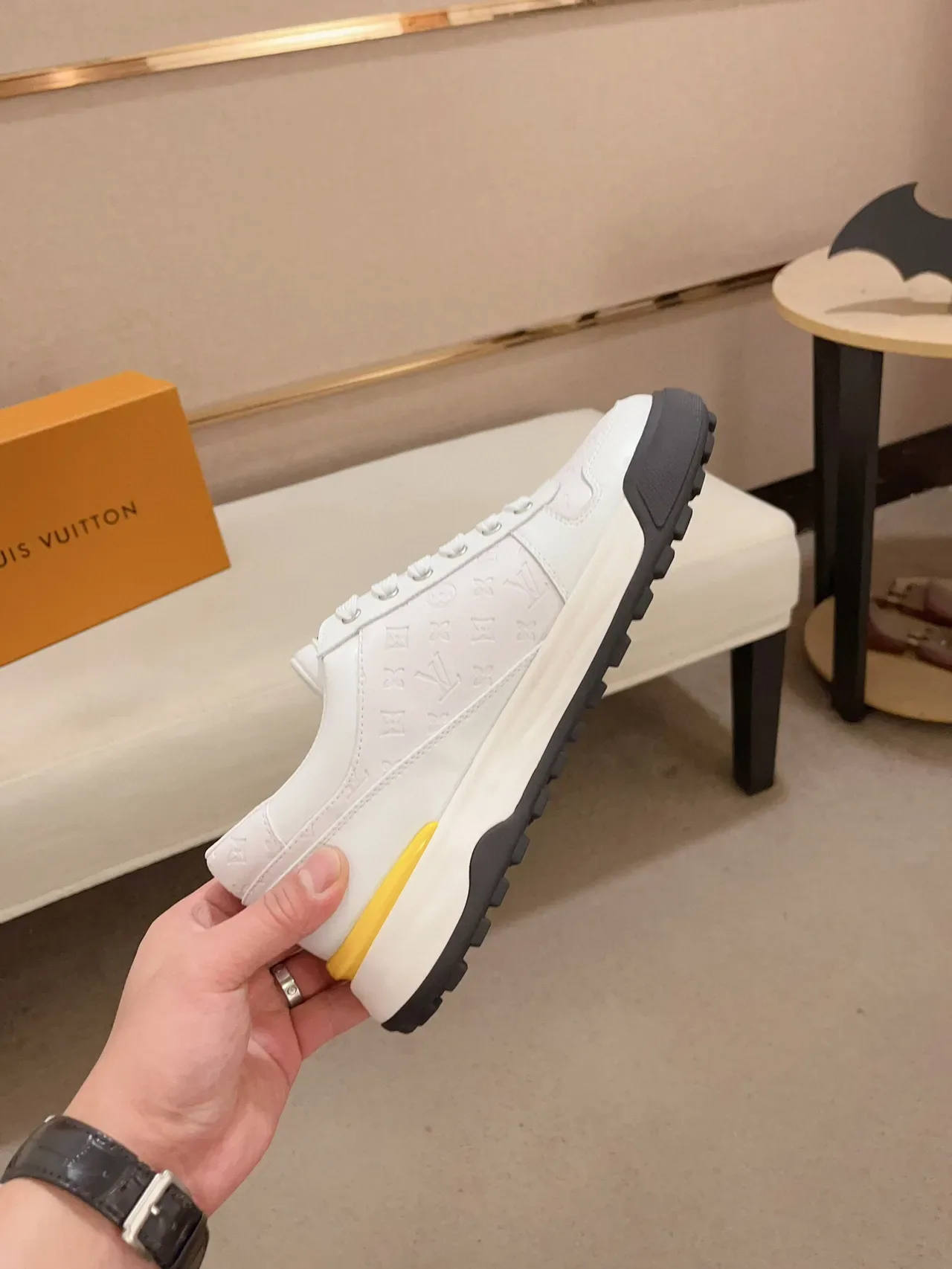Louis Vuitton sneakers lifestyle blanc marron monogrammés cuir embout perforé 5