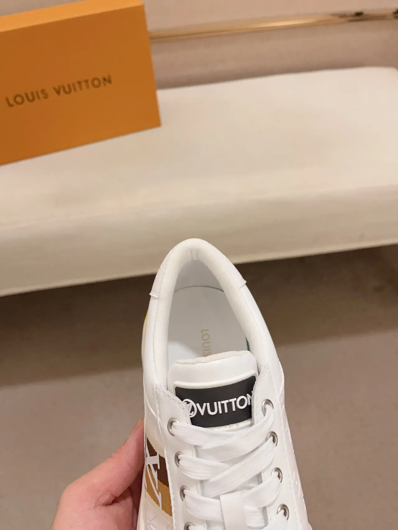 Louis Vuitton sneakers lifestyle blanc marron monogrammés cuir embout perforé 6