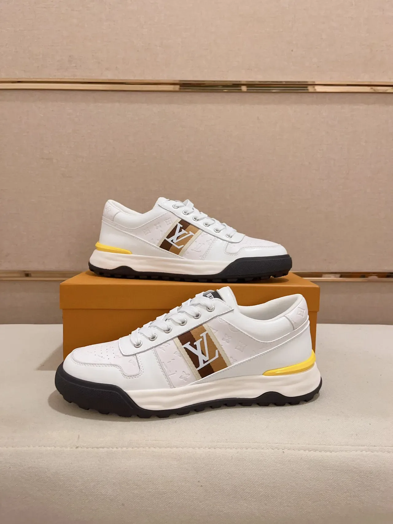Louis Vuitton sneakers lifestyle blanc marron monogrammés cuir embout perforé 7