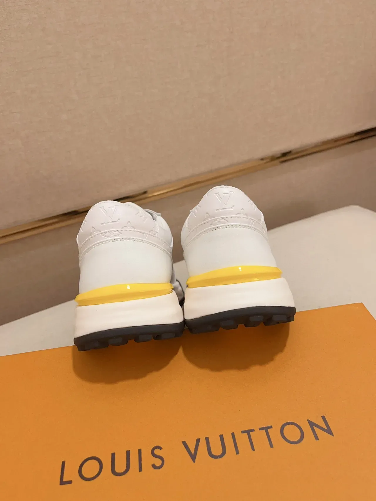 Louis Vuitton sneakers lifestyle blanc marron monogrammés cuir embout perforé 8