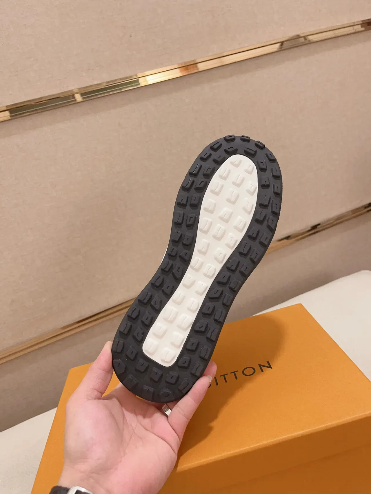 Louis Vuitton sneakers lifestyle blanc marron monogrammés cuir embout perforé 9