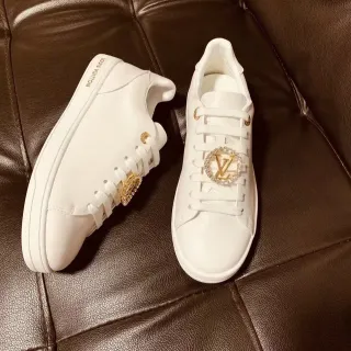 Louis Vuitton Blanco y Oro Cuero Suave LV Monogram Medallón Lifestyle Sneakers