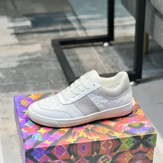 Louis Vuitton Zapatillas Blancas Grises con Monograma Embossado en Cuero Panelizado Low-Top Lifestyle