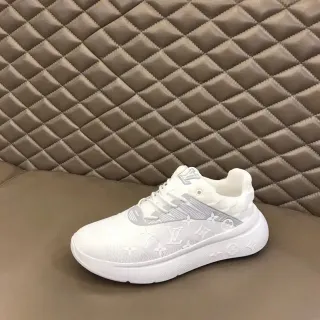 Louis Vuitton Zapatillas Lifestyle Blancas y Grises con Parte Superior en Punto Monogramado y Suela de Goma Esculpida