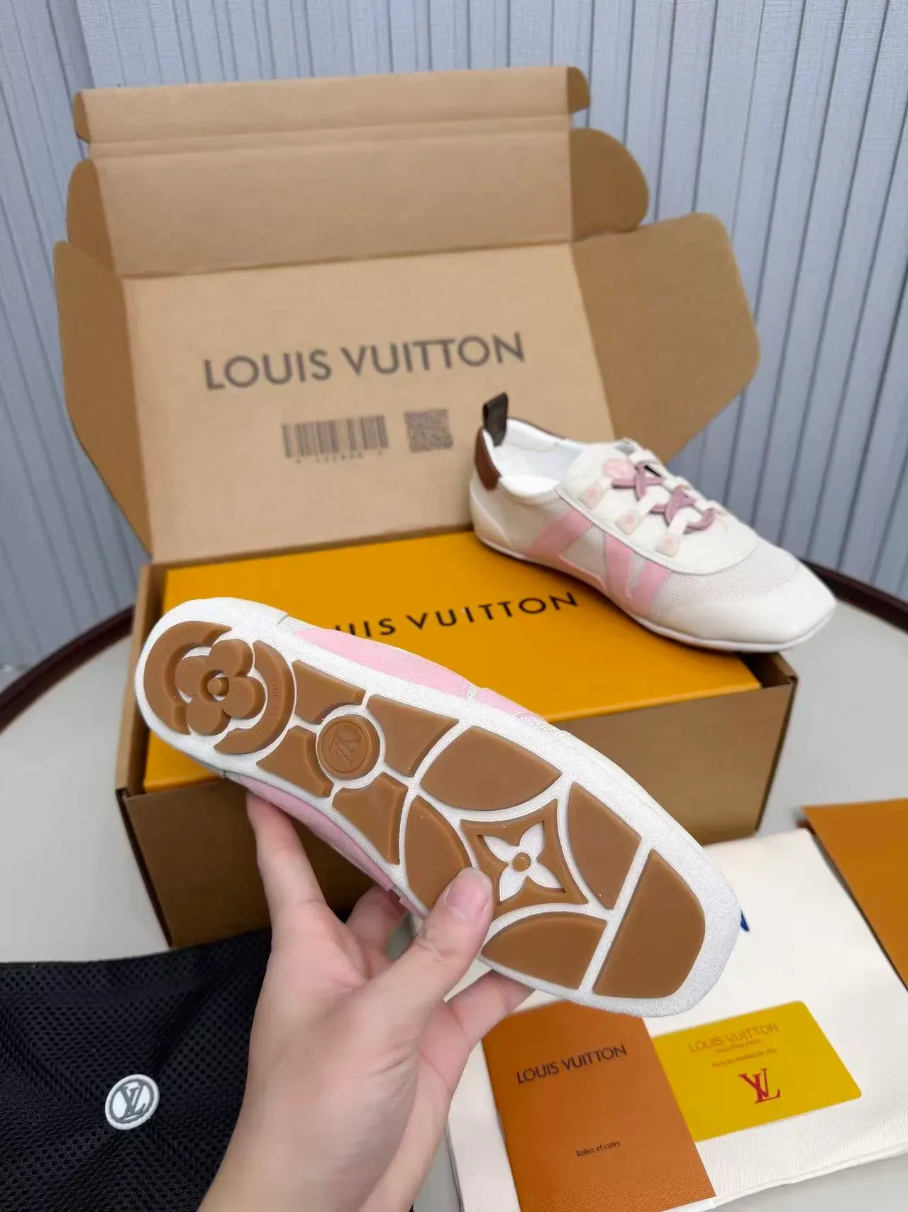 Louis Vuitton সাদা গোলাপি মেশ এবং সুয়েড প্যানেল নির্মাণ V-আকার ওভারলে লাইফস্টাইল স্নিকার্স 3