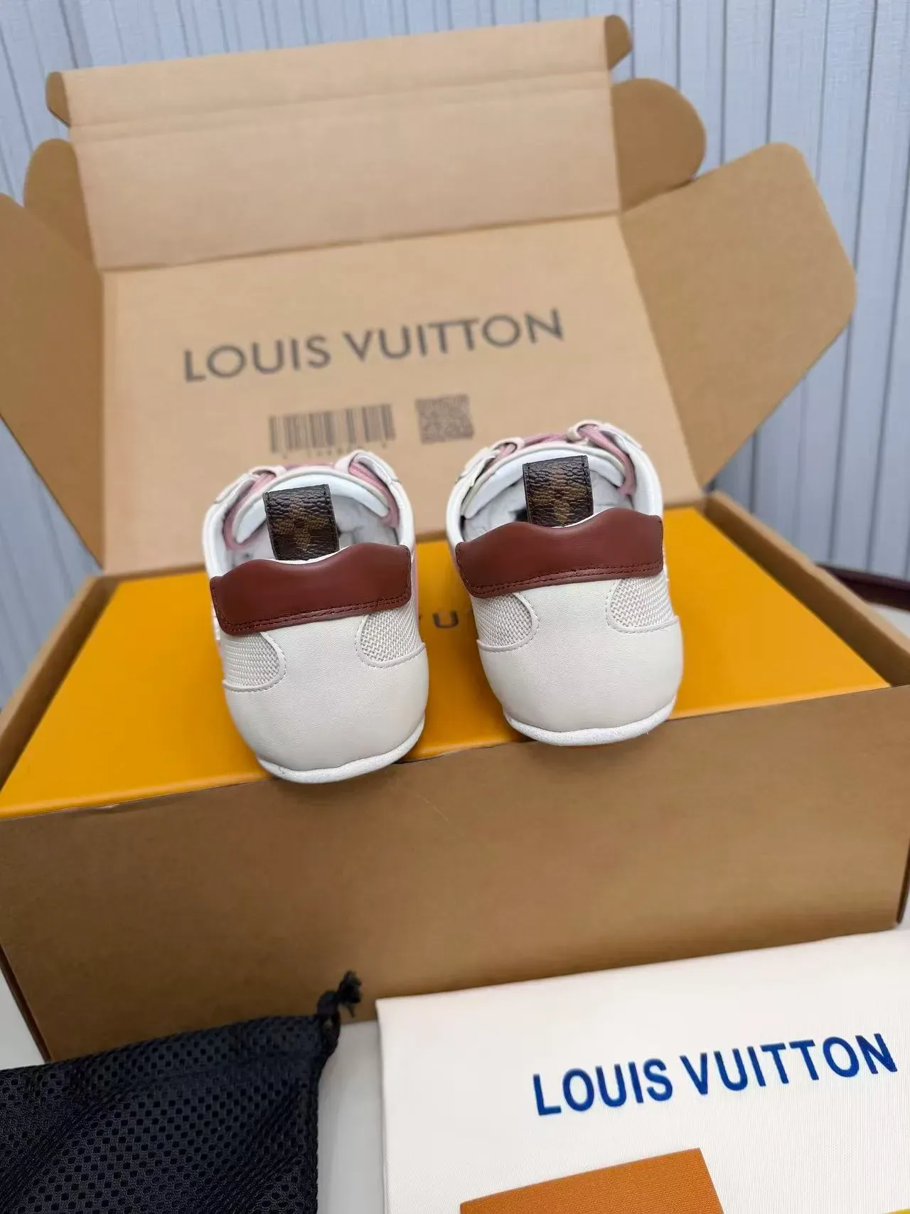 Louis Vuitton সাদা গোলাপি মেশ এবং সুয়েড প্যানেল নির্মাণ V-আকার ওভারলে লাইফস্টাইল স্নিকার্স 4