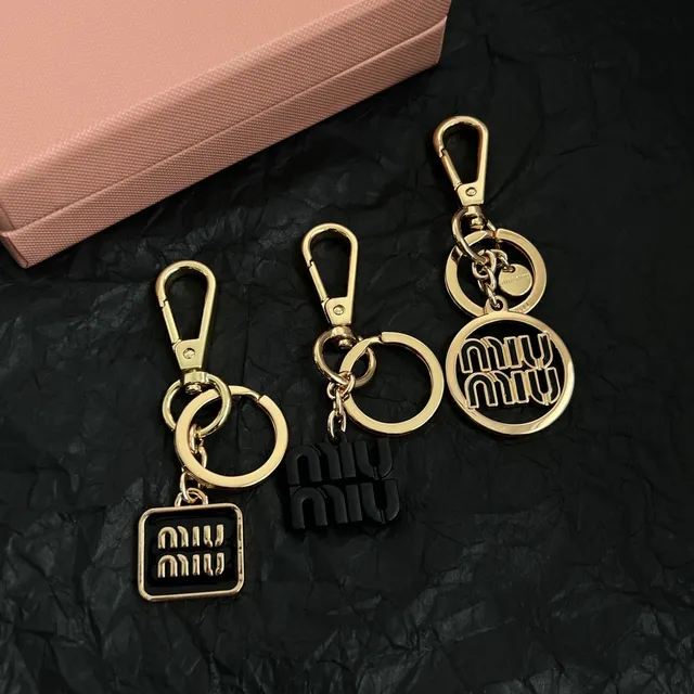 Miu Miu Logo Charm Porte-clés Or et Noir Joaillerie 2