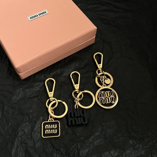 Miu Miu Logo Charm Porte-clés Or et Noir Joaillerie 3