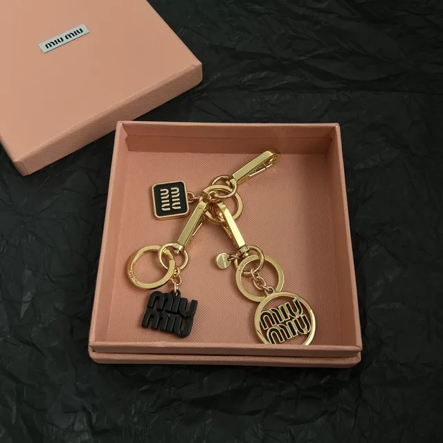Miu Miu Logo Charm Porte-clés Or et Noir Joaillerie 6