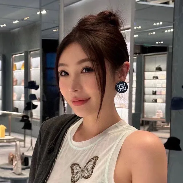Miu Miu Logo-Embossed Tortoiseshell Stud Earrings 8