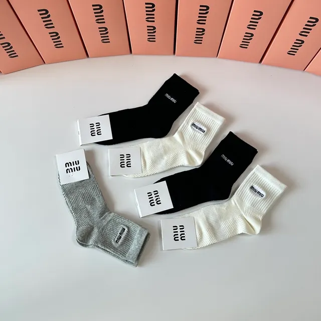 Miu Miu Chaussettes brodées logo cannelées 7