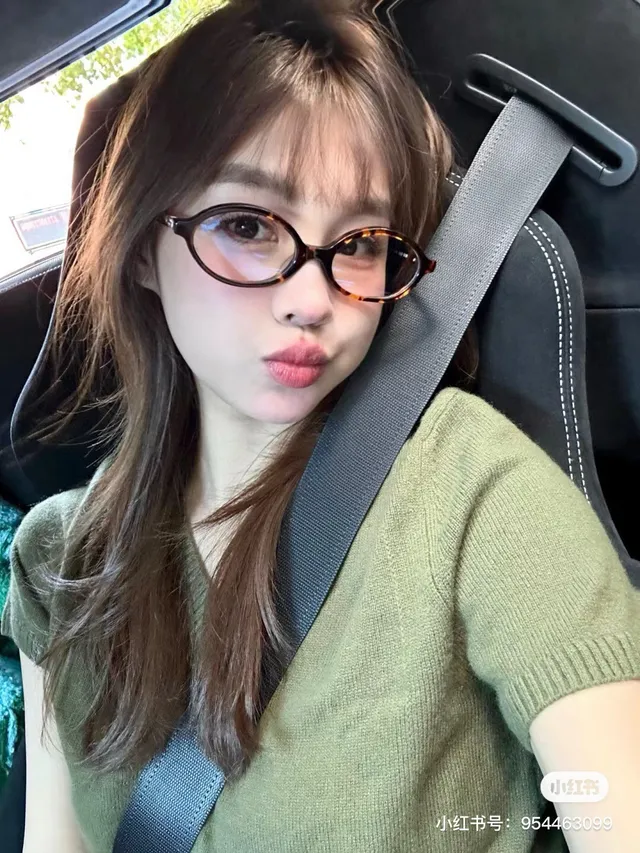 Miu Miu SMU04Z Lunettes de soleil ovales en acétate crème 2