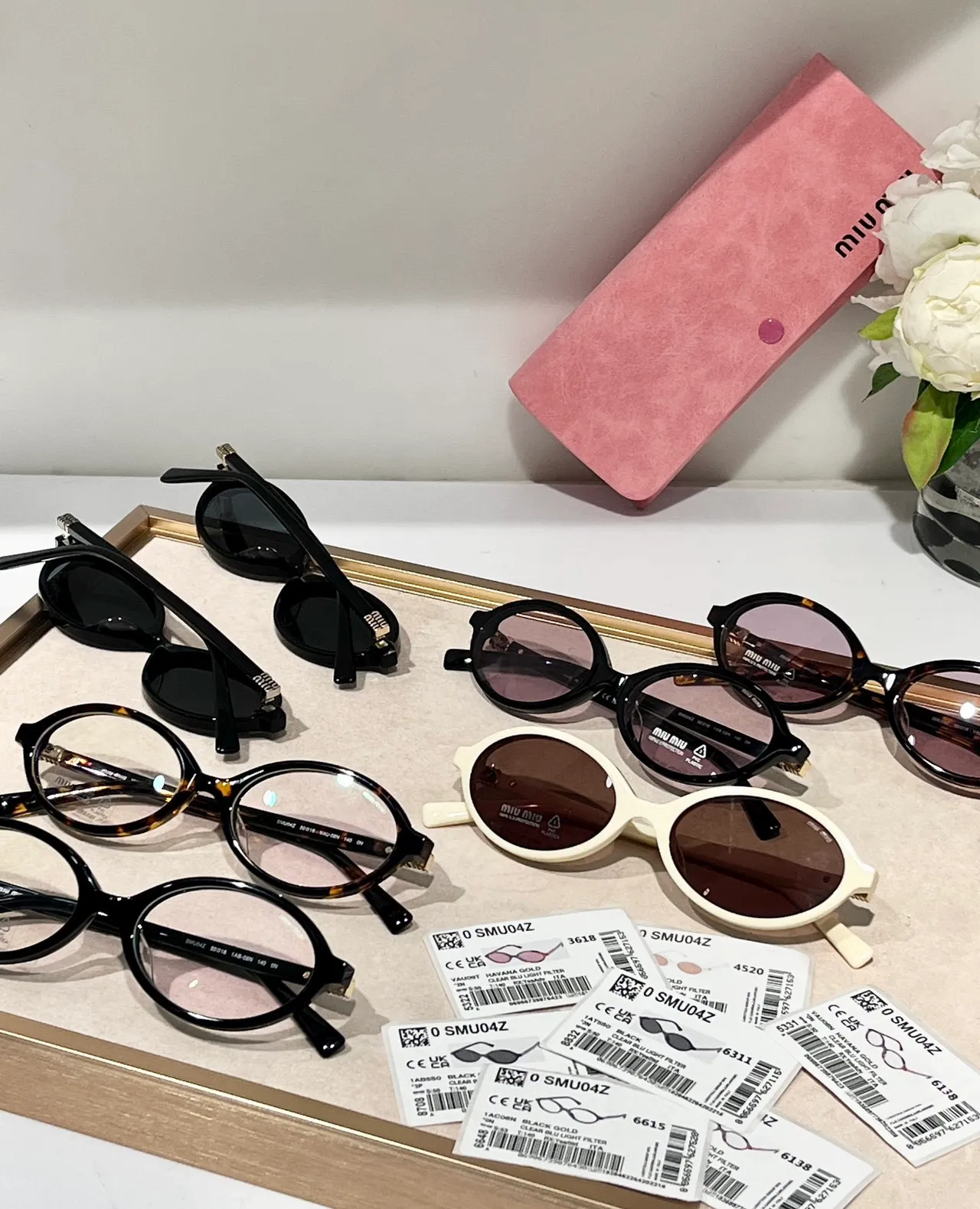 Miu Miu SMU04Z Lunettes de soleil ovales en acétate crème 4