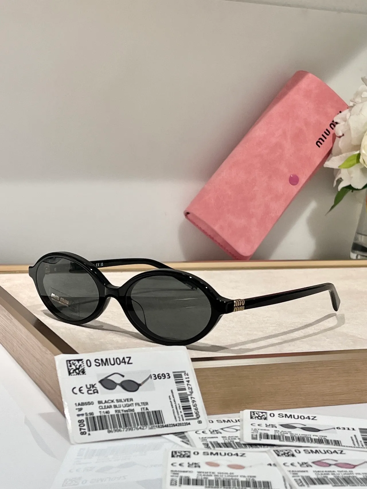 Miu Miu SMU04Z Lunettes de soleil ovales en acétate crème 5