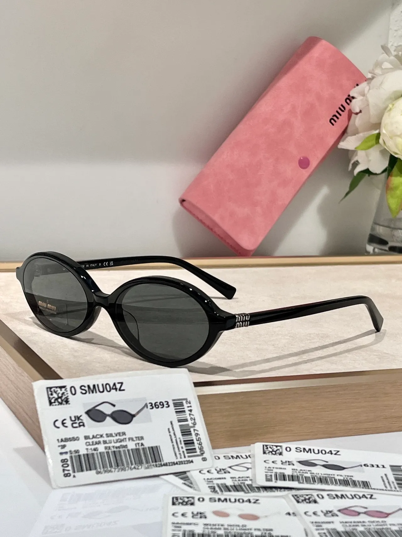 Miu Miu SMU04Z Lunettes de soleil ovales en acétate crème 6