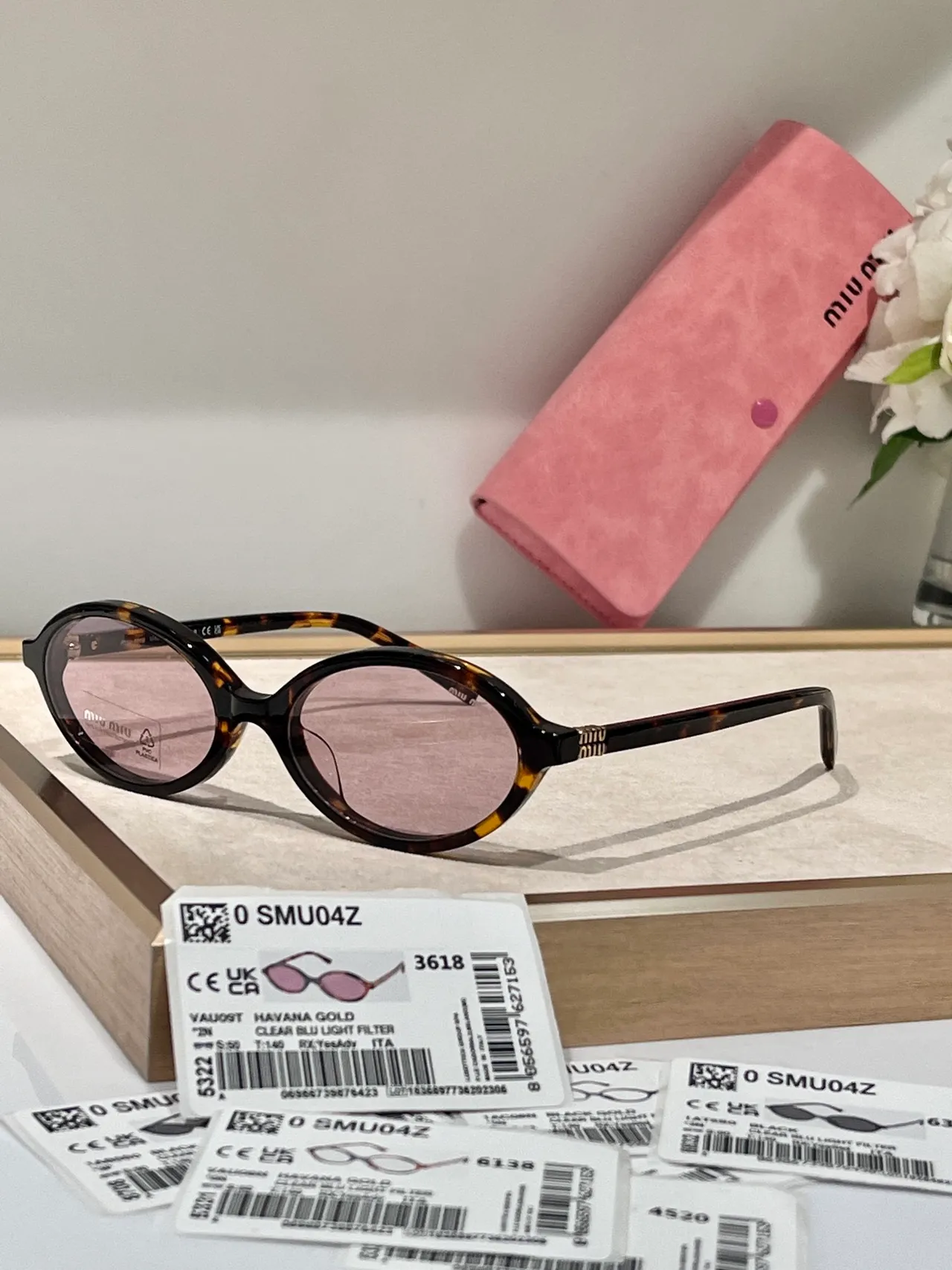 Miu Miu SMU04Z Lunettes de soleil ovales en acétate crème 8