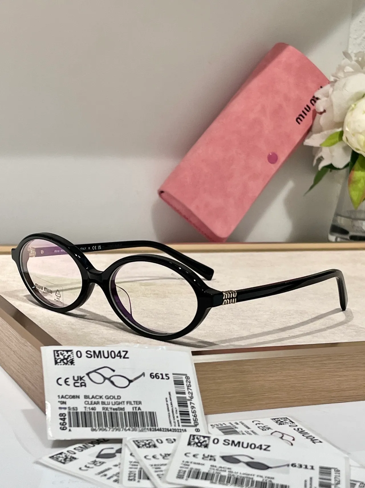 Miu Miu SMU04Z Lunettes de soleil ovales en acétate crème 9