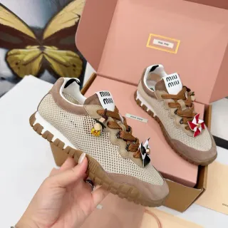 Miu Miu Wander حذاء رياضي أسلوبي باللون البيج والتاني من الشبك والسويد
