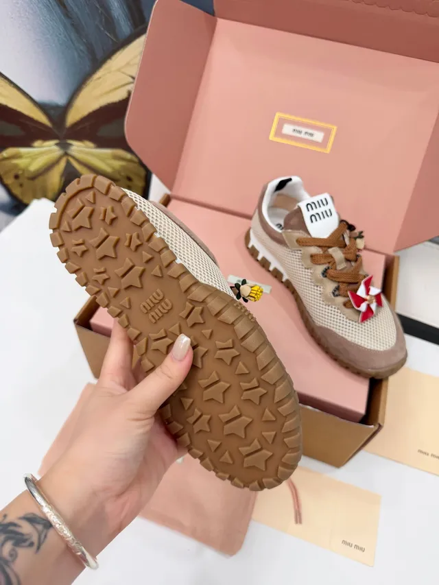 Miu Miu Wander Chaussures Lifestyle en daim et mesh beige et tan 2