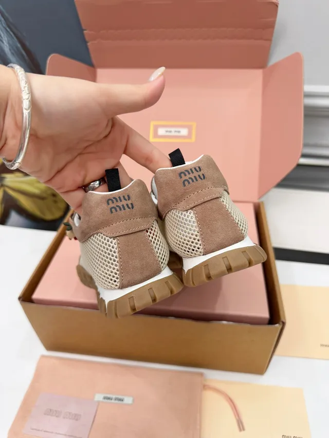 Miu Miu Wander Chaussures Lifestyle en daim et mesh beige et tan 3