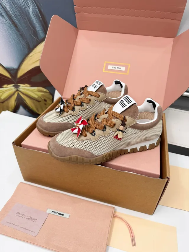 Miu Miu Wander Chaussures Lifestyle en daim et mesh beige et tan 4