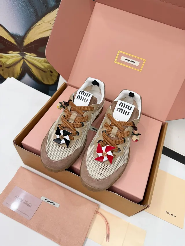 Miu Miu Wander Chaussures Lifestyle en daim et mesh beige et tan 5
