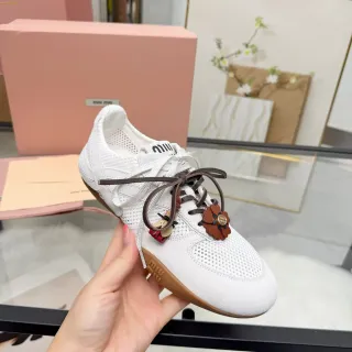 Miu Miu Wander Zapatillas Lifestyle de Malla Blanca y Gamuza con Encanto Floral