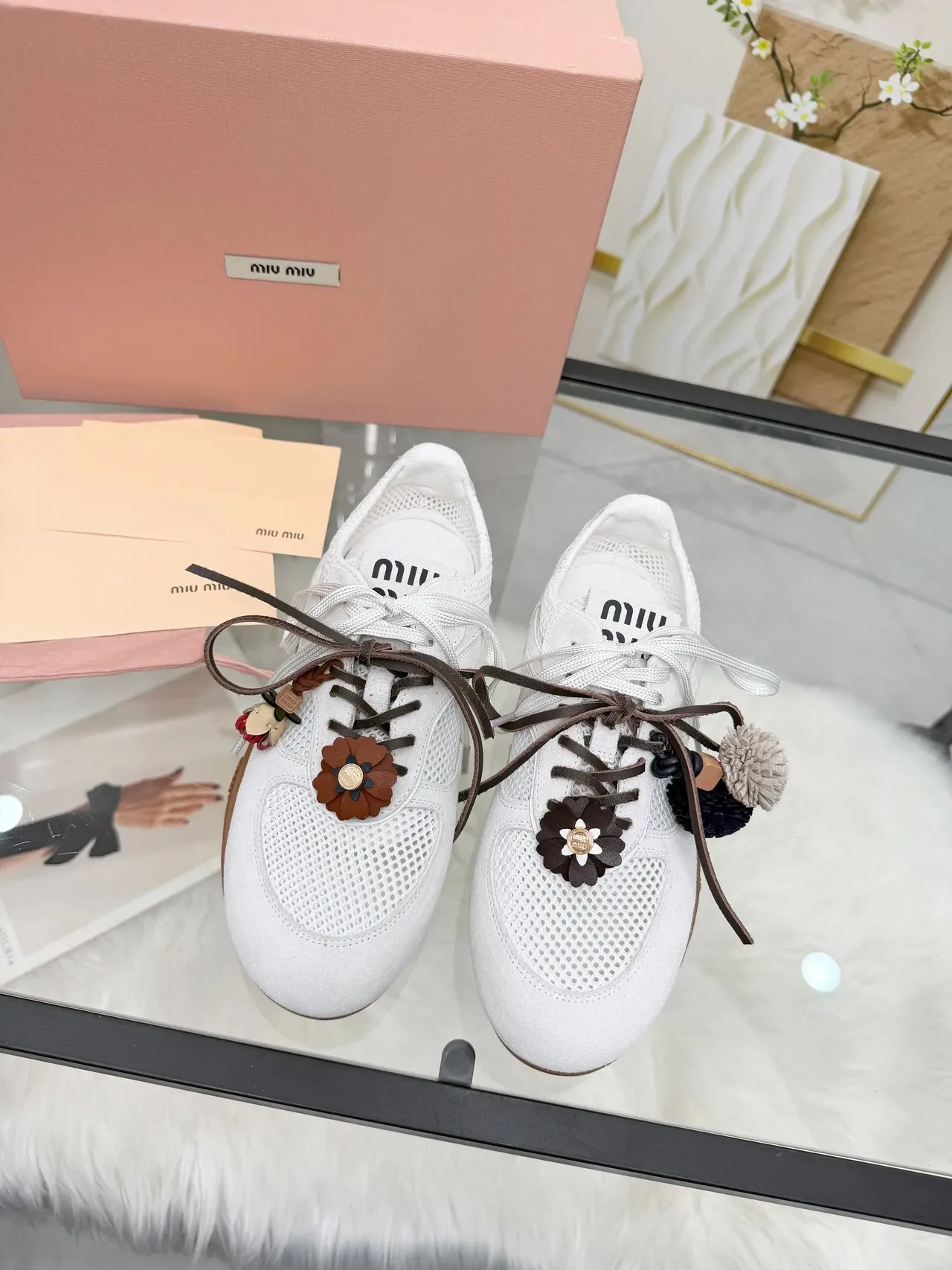 Miu Miu Wander Chaussures Lifestyle en Maille Blanche et Daim Floral avec Charme 5