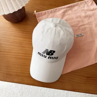 Miu Miu x New Balance تعاونية لوجو مطرز كاب بيسبول أبيض