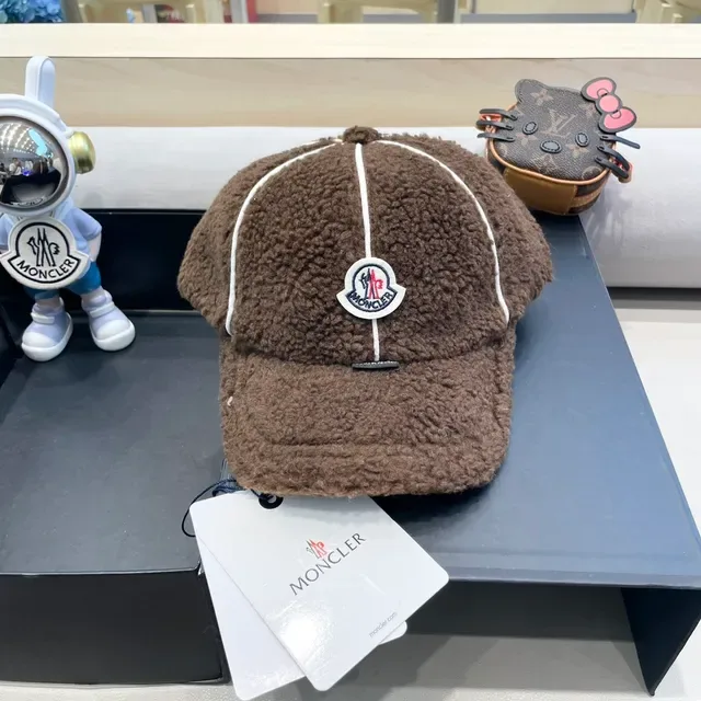 Moncler بني أبيض Plush Sherpa Exterior Contrast Topstitching قبعة 2