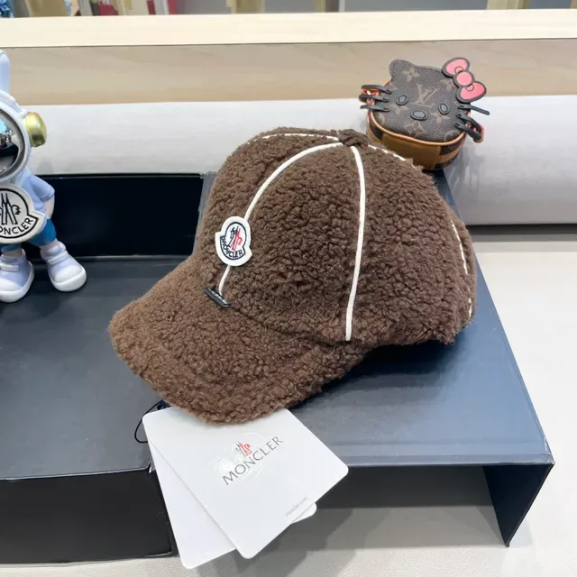 Moncler بني أبيض Plush Sherpa Exterior Contrast Topstitching قبعة 3