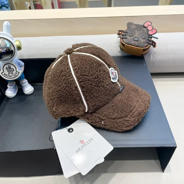 Moncler بني أبيض Plush Sherpa Exterior Contrast Topstitching قبعة 4