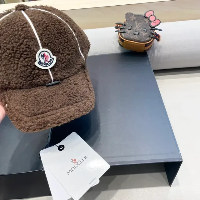Moncler بني أبيض Plush Sherpa Exterior Contrast Topstitching قبعة 5