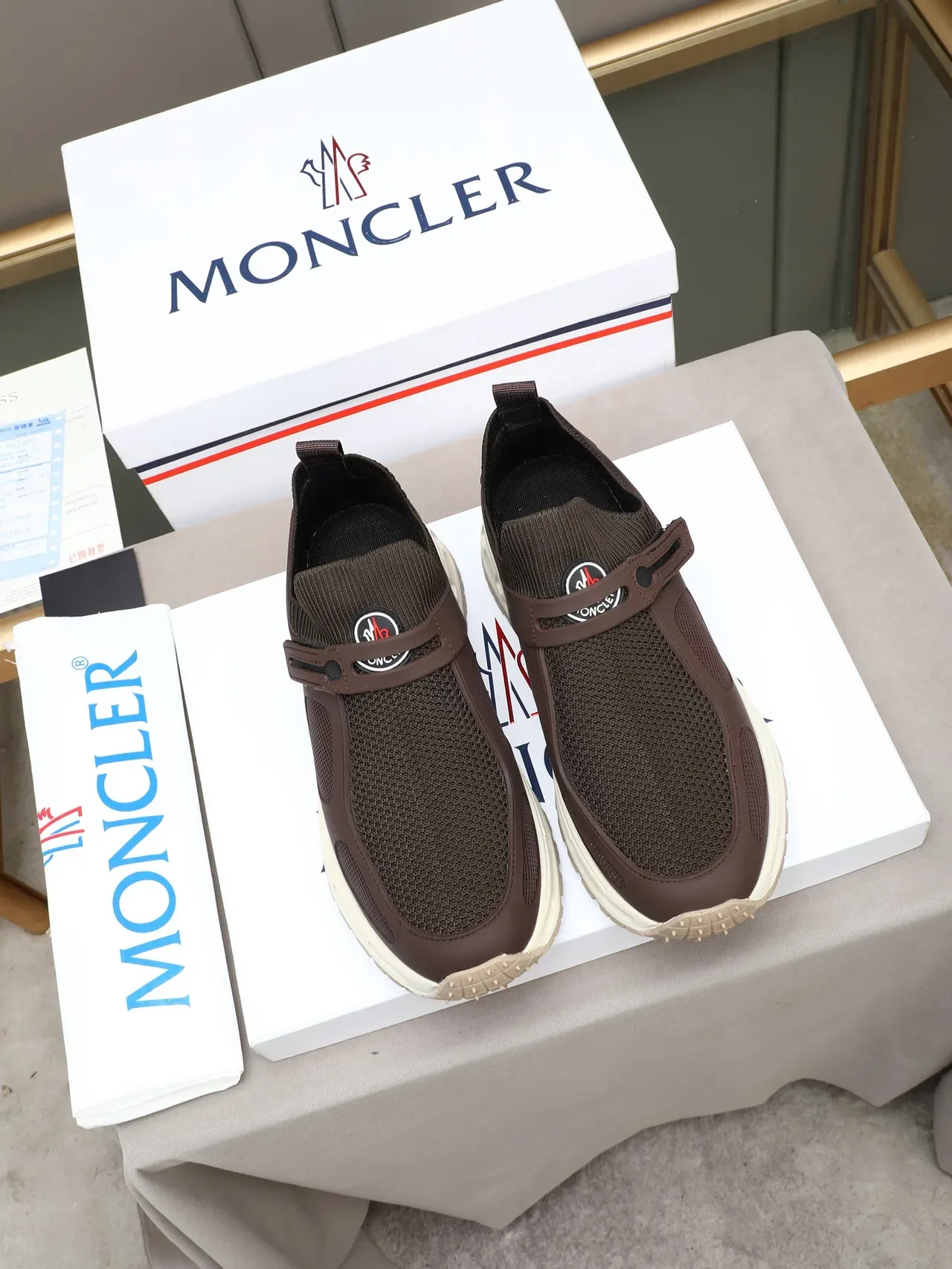 Moncler Grenoble Sneakers lifestyle marrón beige slip-on avec panels perforés en maille sur l'empeigne 2
