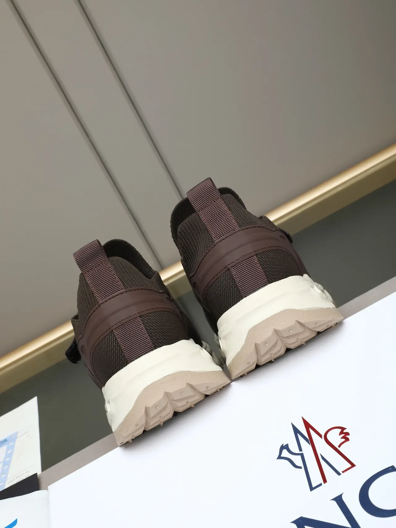 Moncler Grenoble Sneakers lifestyle marrón beige slip-on avec panels perforés en maille sur l'empeigne 3