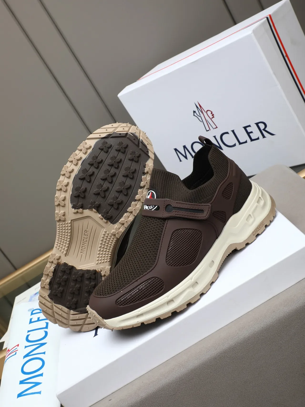 Moncler Grenoble Sneakers lifestyle marrón beige slip-on avec panels perforés en maille sur l'empeigne 4
