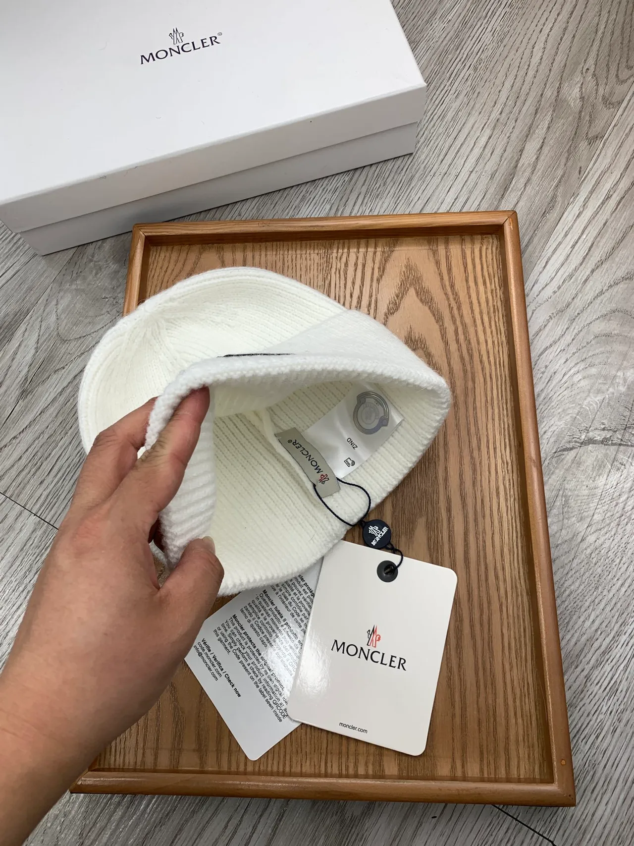 Moncler Bonnet Blanc Marine Tricoté à Côtes ourlet plié 4