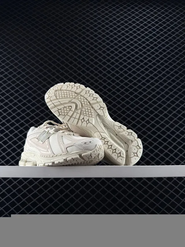 New Balance 1906R Off-White أحذية رياضية أسلوب حياة أحادية اللون 2