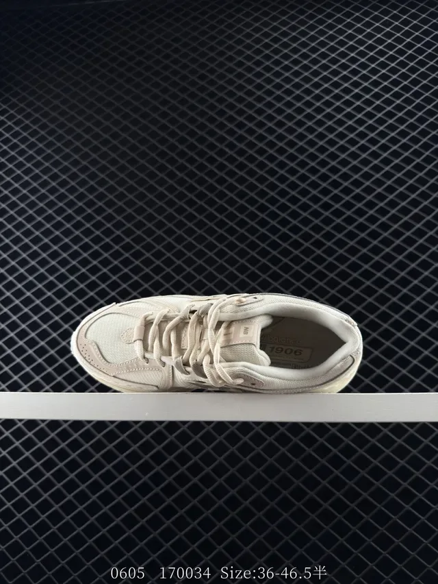 New Balance 1906R Off-White أحذية رياضية أسلوب حياة أحادية اللون 5